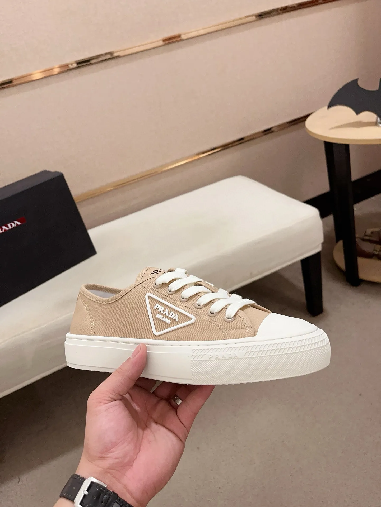 Men's shoes 💰 580💰 ✔️✔️✔️High-quality new PRADA counters are launched at the same time. The new men's shoes and 😘fabrics are selected from first-layer cowhide and are made by pure handicrafts. Lining: Full cowhide lining. 👍🏿 High-end ☄️ air-cushion molded anti-slip rubber outsole, exquisite lines, simple and elegant, comfortable and high-end for leisure travel. Code number: 38 to 44 (45 can be customized)